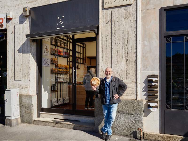 Davide Longoni davanti al suo nuovo "panificio di quartiere" in piazza Piemonte a Milano