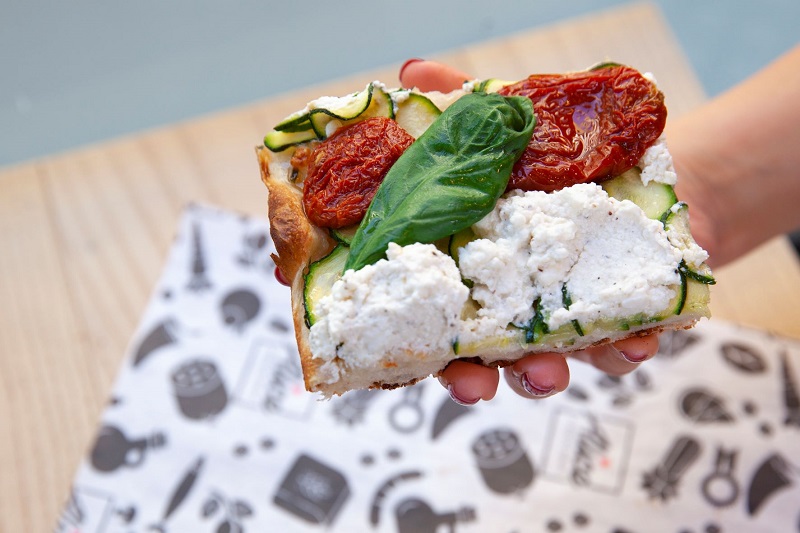 Dall'11 aprile in tutti gli store Alice Pizza è disponibile La Primaverile, la pizza da gustare anche fredda La Primaverile di Alice Pizza