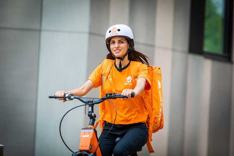Just Eat, piattaforma food delivery presente in 24 città italiane, è pronta ad assumere 4mila nuovi addetti con contratto subordinato Just Eat assume 4mila rider nel 2022