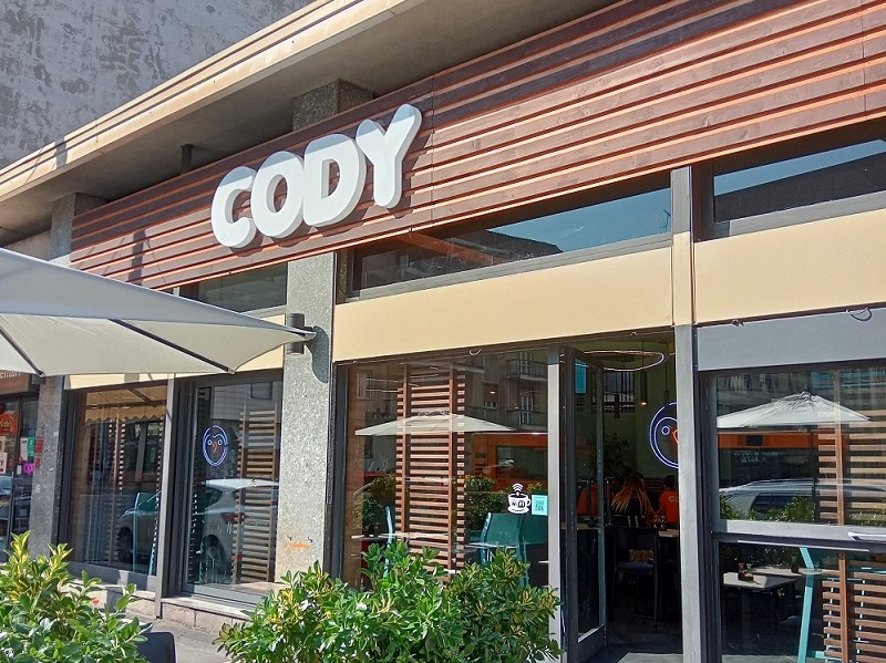 Cody diventa catena grazie alla nuova apertura del pokè restaurant di Milano (anche in formato delivery) Il punto vendita pokè di Cody a Milano
