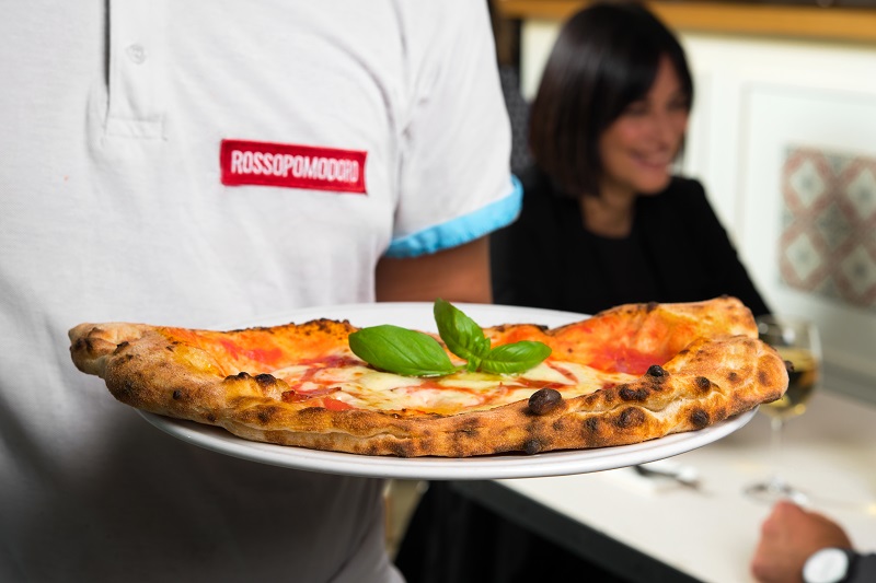 Rossopomodoro ha inaugurato la nuova location travel retail alla Stazione Centrale di Milano grazie alla partnership con Grandi Stazioni Retail Rossopomodoro apre nella Stazione Centrale di Milano