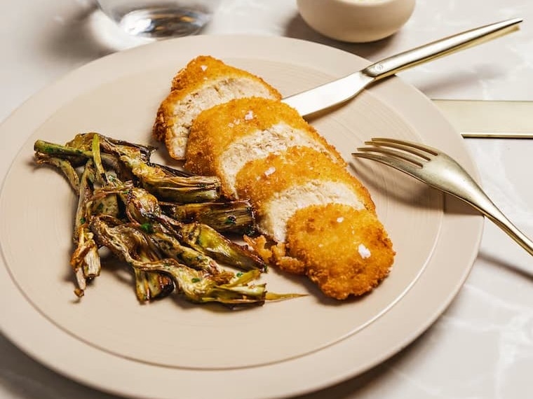 La cotoletta impanata Heura nel menu di Linfa - Eat Different