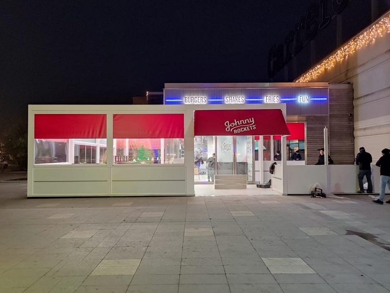 Il chiosco esterno del punto vendita Johnny Rockets al Centro commerciale Carosello Il chiosco esterno del punto vendita Johnny Rockets al Centro commerciale Carosello