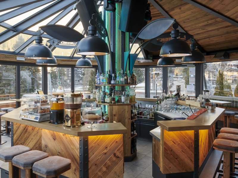 Il banco bar firmato Prisma che ricorda gli chalet di montagna