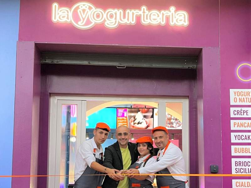 Il taglio nastro de La Yogurteria a Lamezia Terme