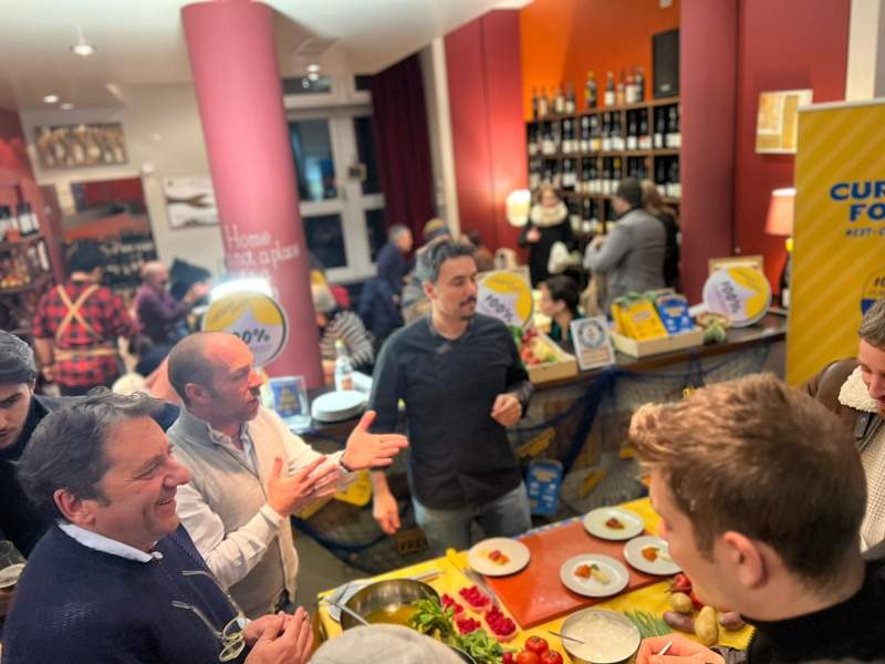 L'evento di lancio del salmone 100% vegetale di Current Foods L'evento di lancio del salmone 100% vegetale di Current Foods