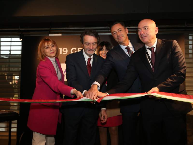 Il momento del taglio nastro della nuova food hall Chef Express nella stazione di Milano Porta Garibaldi