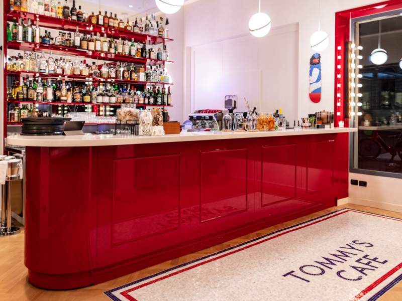 Il bancone del nuovo Tommy's Cafe, naturale estensione food&beverage del punto vendita Tommy Hilfiger a Milano Il bancone del nuovo Tommy's Cafe, naturale estensione food&beverage del punto vendita Tommy Hilfiger a Milano