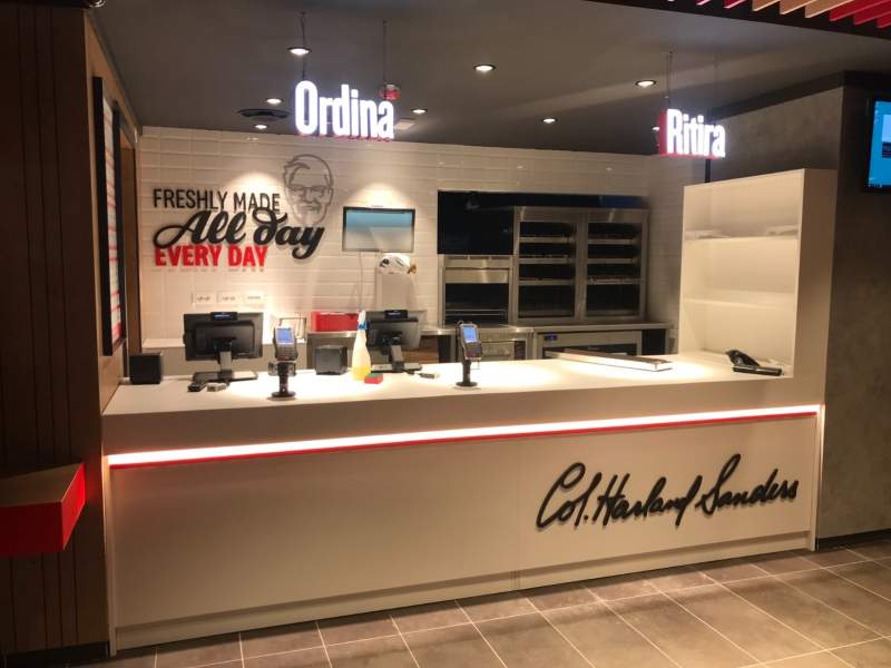 Il bancone Kfc all'interno del Centro commerciale Bennet di Cantù (CO) Il bancone Kfc all'interno del Centro commerciale Bennet di Cantù (CO)