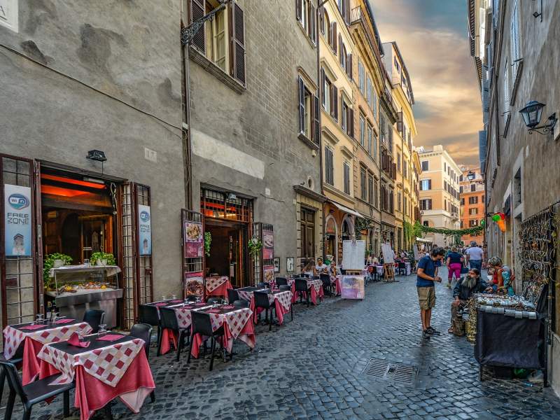 Chi si sposterà a San Valentino spenderà circa 350 euro a testa, cena al ristorante compresa