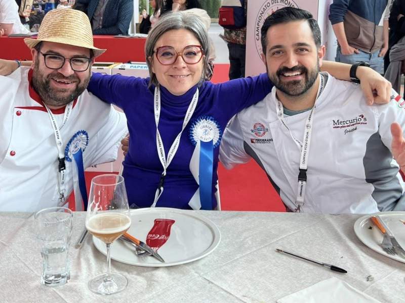 Al centro, la giurata di Pizzikotto Paola Macrì durante il Campionato del Mondo di Pizza Senza Frontiere 2023 Al centro, la giurata di Pizzikotto Paola Macrì durante il Campionato del Mondo di Pizza Senza Frontiere 2023