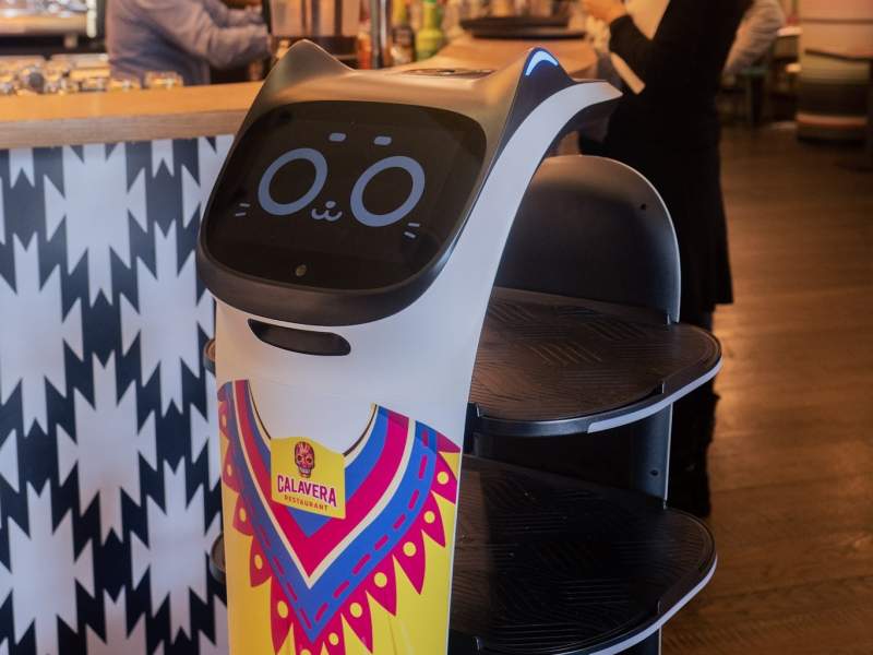 Uno dei due robot che Custom ha testato nel Calavera Restaurant di CityLife Shopping District