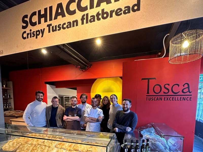 Il team di Tosca - L'Arte del Gusto nel punto vendita londinese all'interno del mercato metropolitano di Elephant & Castle