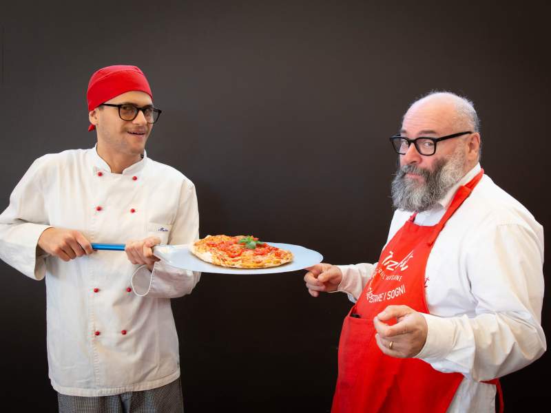 A destra, Niko Acampora, fondatore del progetto di inclusione sociale e lavorativa PizzAut