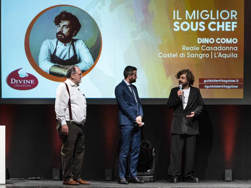 A dx, Dino Como vincitore del premio "Migliore sous chef" consegnato da Surgital A dx, Dino Como vincitore del premio "Migliore sous chef" consegnato da Surgital