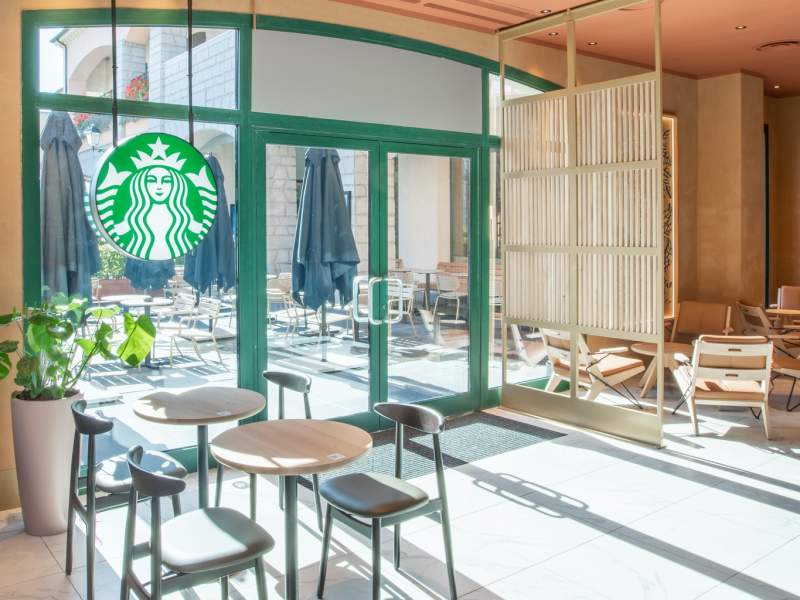 L'entrata del nuovo Starbucks a La Reggia Designer Outlet di Marcianise L'entrata del nuovo Starbucks a La Reggia Designer Outlet di Marcianise