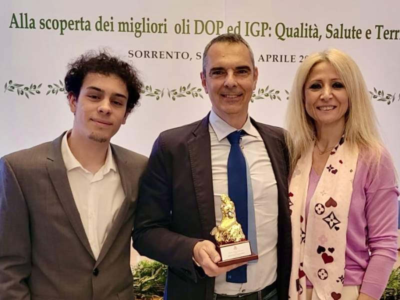Il premio Sirena d'Oro 2023 consegnato dalla città di Sorrento al Toscano Igp di Frantoio Franci