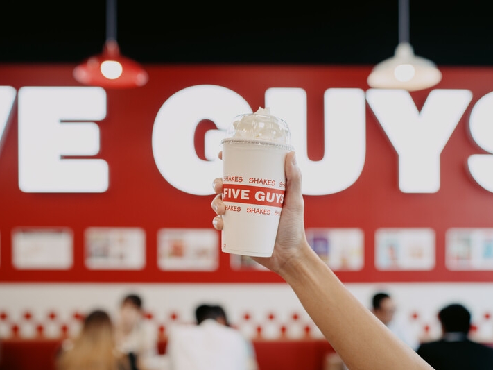 Five Guys apre il quinto ristorante fast casual a Milano all'interno della Stazione Centrale Five Guys apre il quinto ristorante fast casual a Milano all'interno della Stazione Centrale