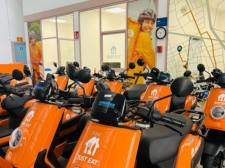 Nuovo hub logistico per Just Eat a Milano: 520 mq per 100 rider e una flotta di 78 scooter elettrici