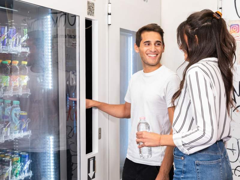 Secondo i dati Confida, nel 2022 gli italiani hanno consumato 2,3 miliardi di tazzine di caffè alle vending machine Secondo i dati Confida, nel 2022 gli italiani hanno consumato 2,3 miliardi di tazzine di caffè alle vending machine