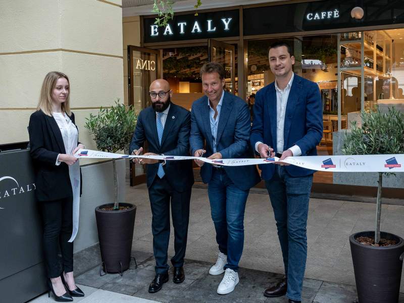 Il momento del taglio nastro del nuovo Eataly all'interno di Serravalle Designer Outlet