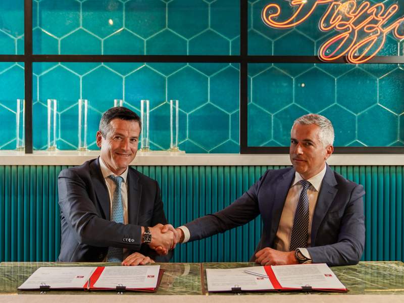 Orazio Iacono (Gruppo Hera) e Massimiliano Santoro (Autogrill) alla firma dell'accordo di collaborazione Orazio Iacono (Gruppo Hera) e Massimiliano Santoro (Autogrill) alla firma dell'accordo di collaborazione