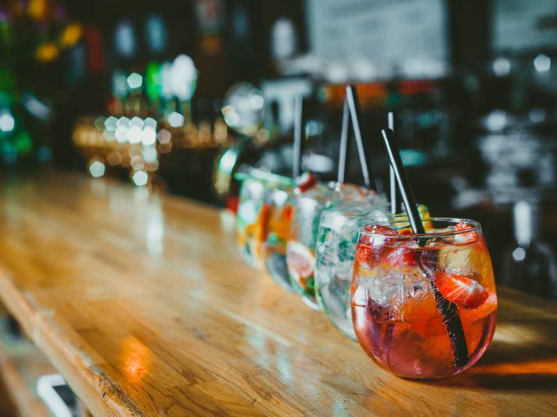 Il 73% degli italiani, secondo AstraRicerche, esce almeno una volta al mese per un drink
