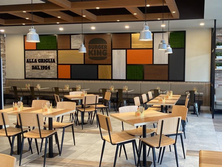 L'interno di un locale Burger King: 251 quelli attualmente attivi in Italia L'interno di un locale Burger King: 251 quelli attualmente attivi in Italia