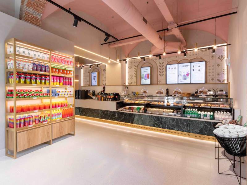 Il bancone all'ingresso del nuovo store Starbucks di Firenze