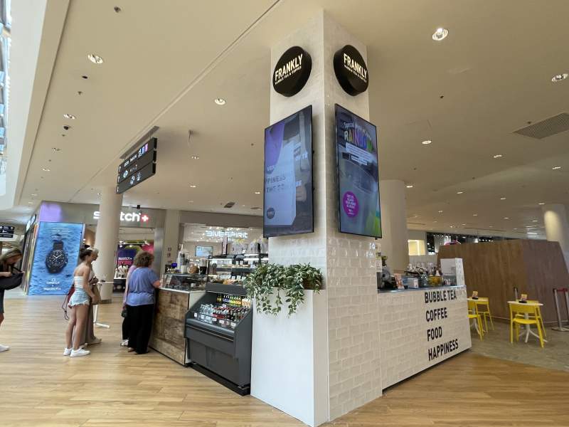 Il nuovo chiosco di Frankly Bubble Tea al Centro commerciale Il Centro Il nuovo chiosco di Frankly Bubble Tea al Centro commerciale Il Centro