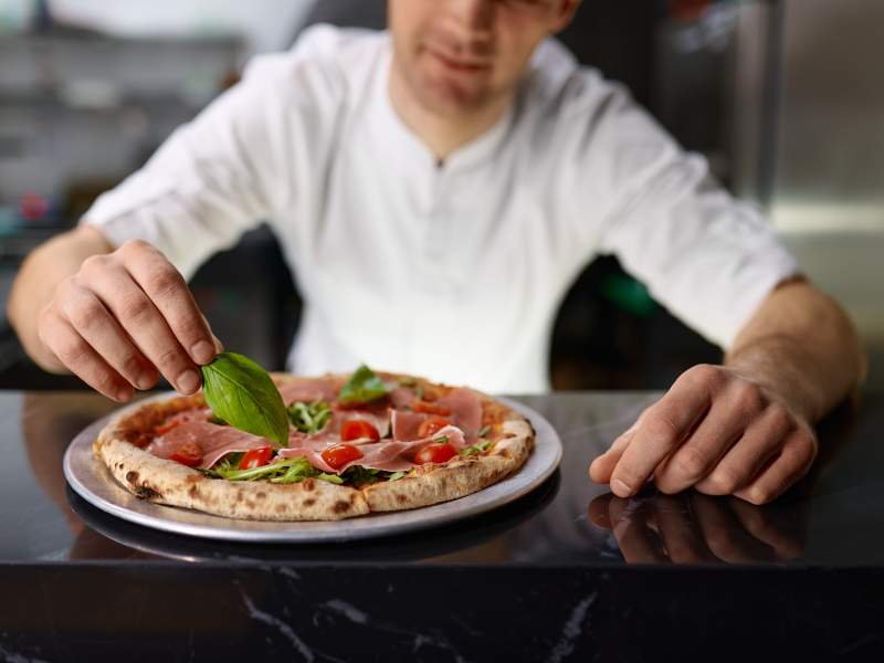 Dalle salse alle verdure, i topping di Menù guarniscono le tonde dell'Accademia nazionale della pizza Doc Dalle salse alle verdure, i topping di Menù guarniscono le tonde dell'Accademia nazionale della pizza Doc