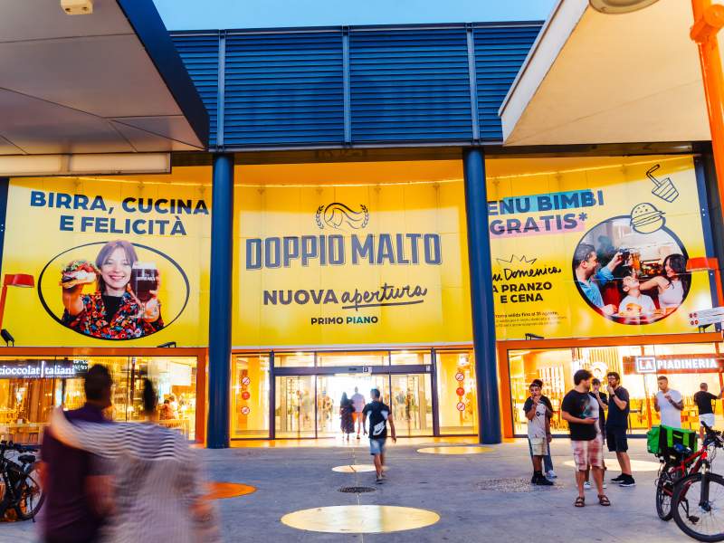 L'ingresso del Bicocca Village che annuncia la nuova apertura di Doppio Malto L'ingresso del Bicocca Village che annuncia la nuova apertura di Doppio Malto