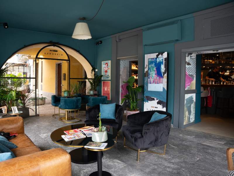 L'entrata del Dispensa Wine&amp;Cocktail Bar di Compagnia dei Caraibi sul Lago Maggiore