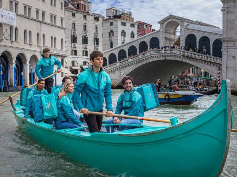 Lo sbarco di Deliveroo a Venezia avvenuto a marzo 2023, ovviamente in gondola