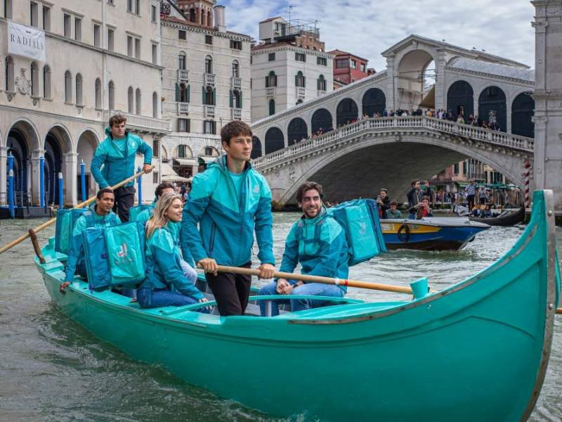 Lo sbarco di Deliveroo a Venezia avvenuto a marzo 2023, ovviamente in gondola
