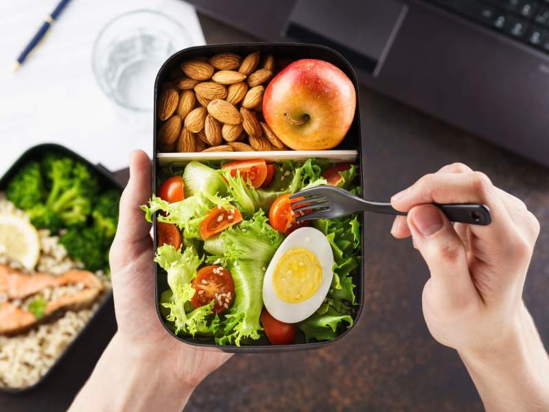 Secondo il sondaggio Too Good To Go con YouGov, il  il 76% degli italiani dichiara di preferire pasti casalinghi e di aver ridotto il numero di volte in cui si reca al ristorante o fa uso del take away