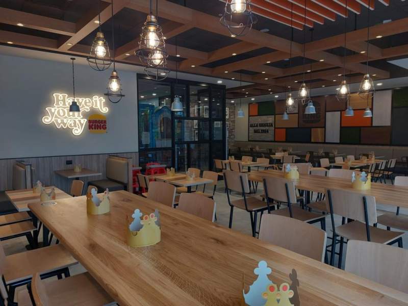 L'interno del nuovo locale Burger King a Milano (via Pacini)