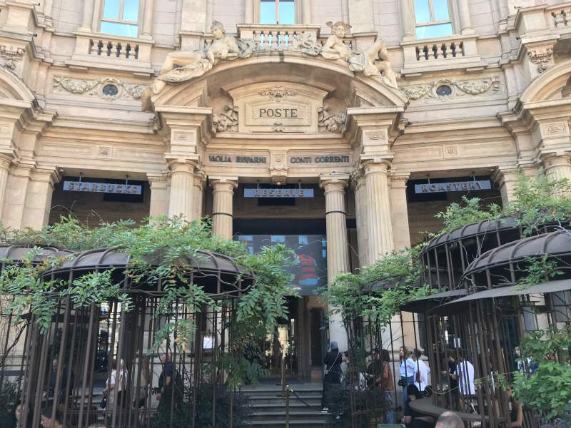 L'ingresso della Reserve Roastery di Milano aperta da Starbusck a settembre 2018 L'ingresso della Reserve Roastery di Milano aperta da Starbusck a settembre 2018