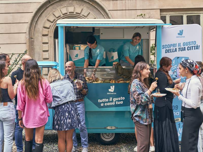 L'apecar di Deliveroo pronta a girare l'Italia per la campagna "Tutto il gusto a casa tua".
