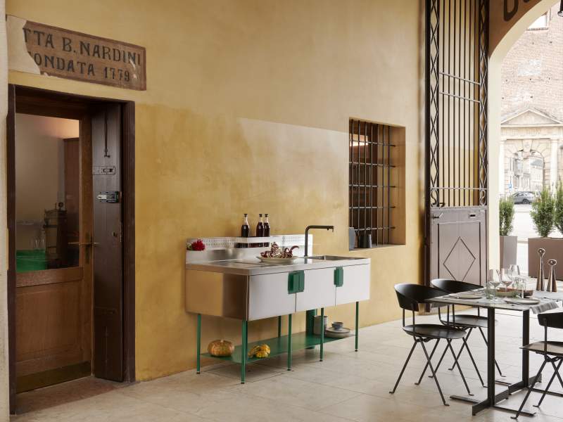 La cucina Atria di Abimis sotto il porticato del Garage Nardini La cucina Atria di Abimis sotto il porticato del Garage Nardini