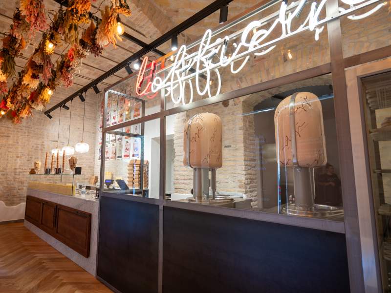 Il banco con laboratorio a vista di Gelato Oggi Il banco con laboratorio a vista di Gelato Oggi