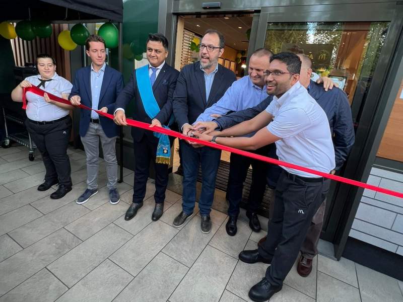 Il taglio nastro per l'inaugurazione del nuovo McDonald's di Baranzate