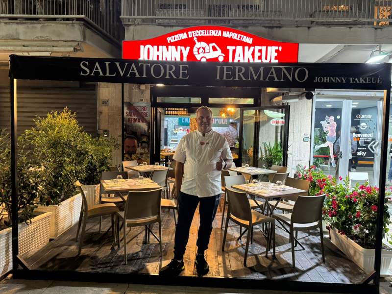 Il maestro Salvatore Iermano di fronte alla nuova pizzeria Johnny Take Uè di Napoli Il maestro Salvatore Iermano di fronte alla nuova pizzeria Johnny Take Uè di Napoli