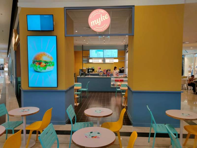 Uno dei due punti vendita Myke Burger & Bowl realizzato da Augusto Contract