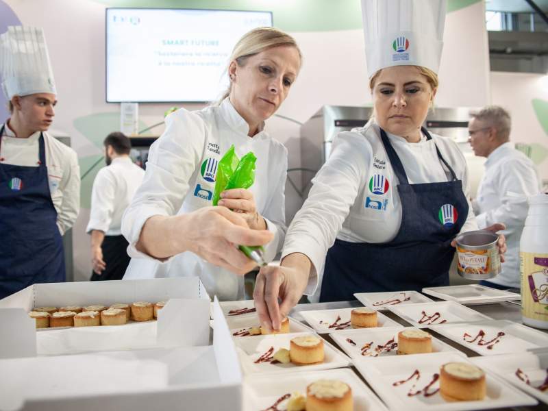 Cuochi professionisti di Apci all'opera durante HostMilano (credits: Carlo Fico)