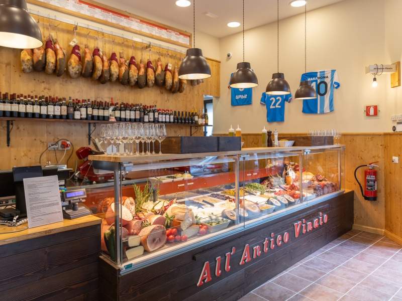 Il caratteristico bancone de All'Antico Vinaio che, a Napoli, raggiunge i 19 punti vendita totali