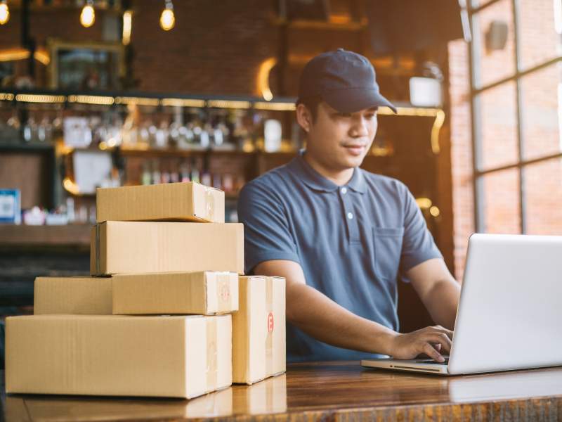 L'eCommerce come strategia di risparmio in un mercato LCC in controluce