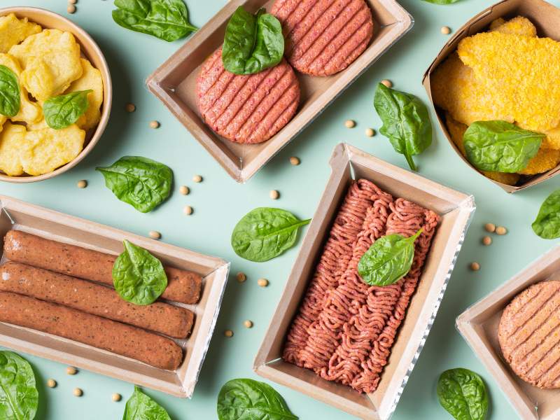 Secondo i dati Circana, all'aumentare dei consumi plant based sono anche diminuiti quelle delle proteine tradizionali come manzo, maiale e pollo