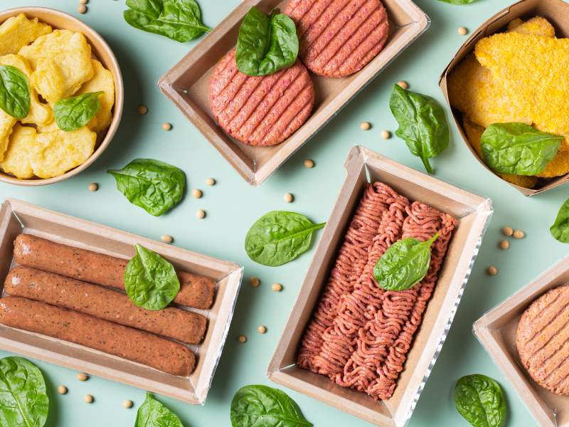 Secondo i dati Circana, all'aumentare dei consumi plant based sono anche diminuiti quelle delle proteine tradizionali come manzo, maiale e pollo