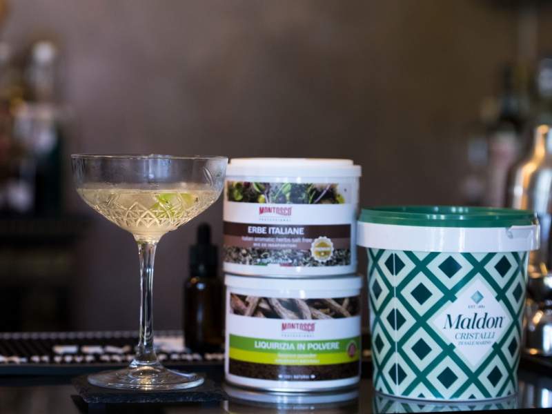 Le spezie Montosco sul bancone del bar per una mixology innovativa
